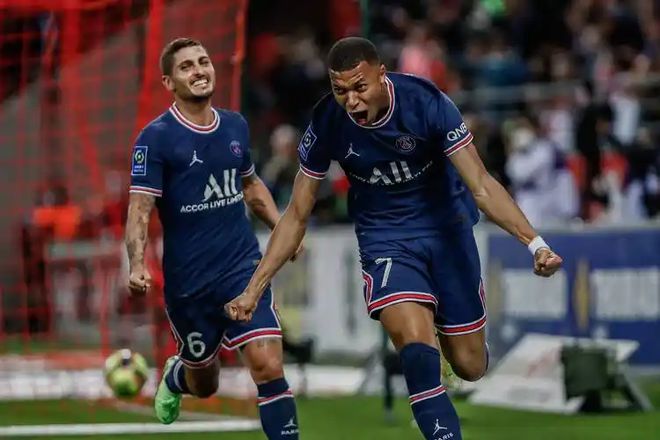 包含巴黎圣日耳曼今日表现抢眼，那不勒斯整场无解，教练赛后亲自拥抱的词条